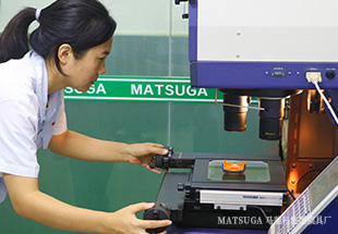 東莞市馬馳科注塑模具廠投影儀測量 